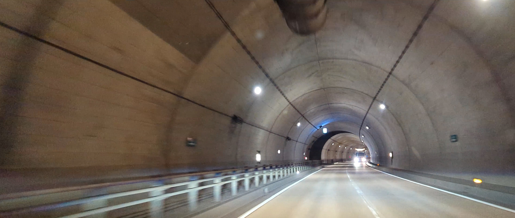 トンネル内車載撮影